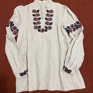 Vintage embroidered tunic size small 100%cotton. Breezy for spring cute details